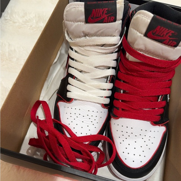 Jordan 1 Retro High
Bloodline (GS) SIZE 4 - Picture 11 of 12